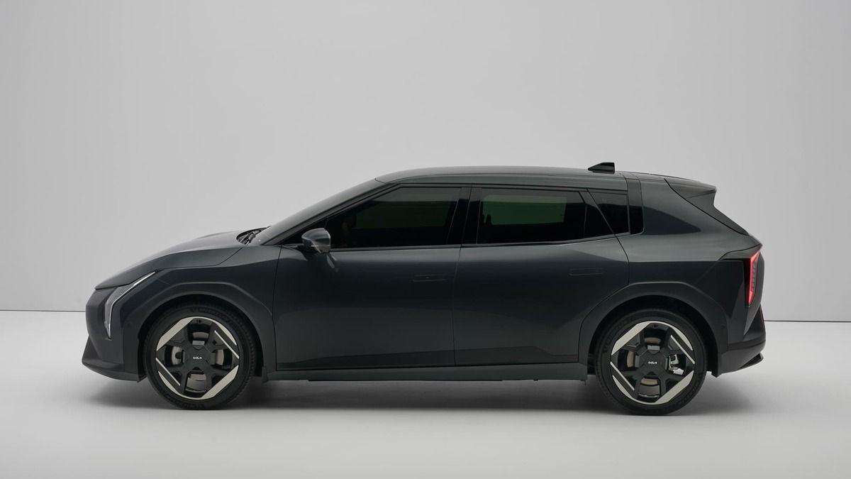 YDRAY-kia-ev4-hatchback-baseline-yuka-steel-grey-ext-studio-static-digital-1920x1080-002