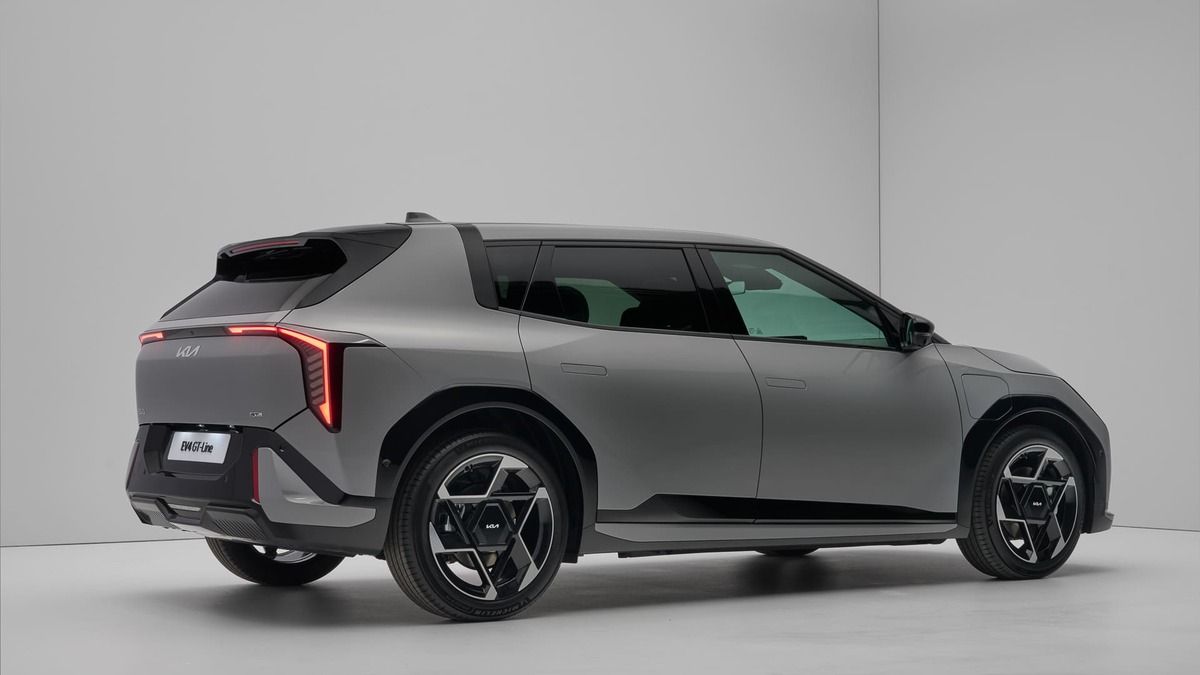 YDRAY-kia-ev4-hatchback-gtl-wolf-grey-studio-ext-static-digital-1920x1080-002