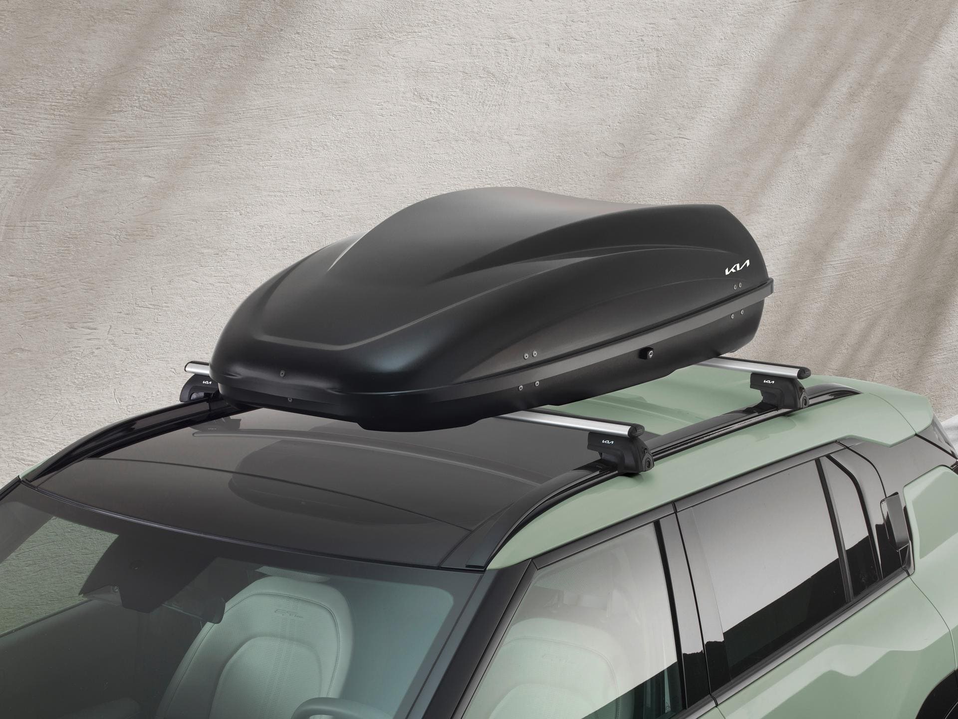 EV3_MY25_Image_Accessories_RoofBox330