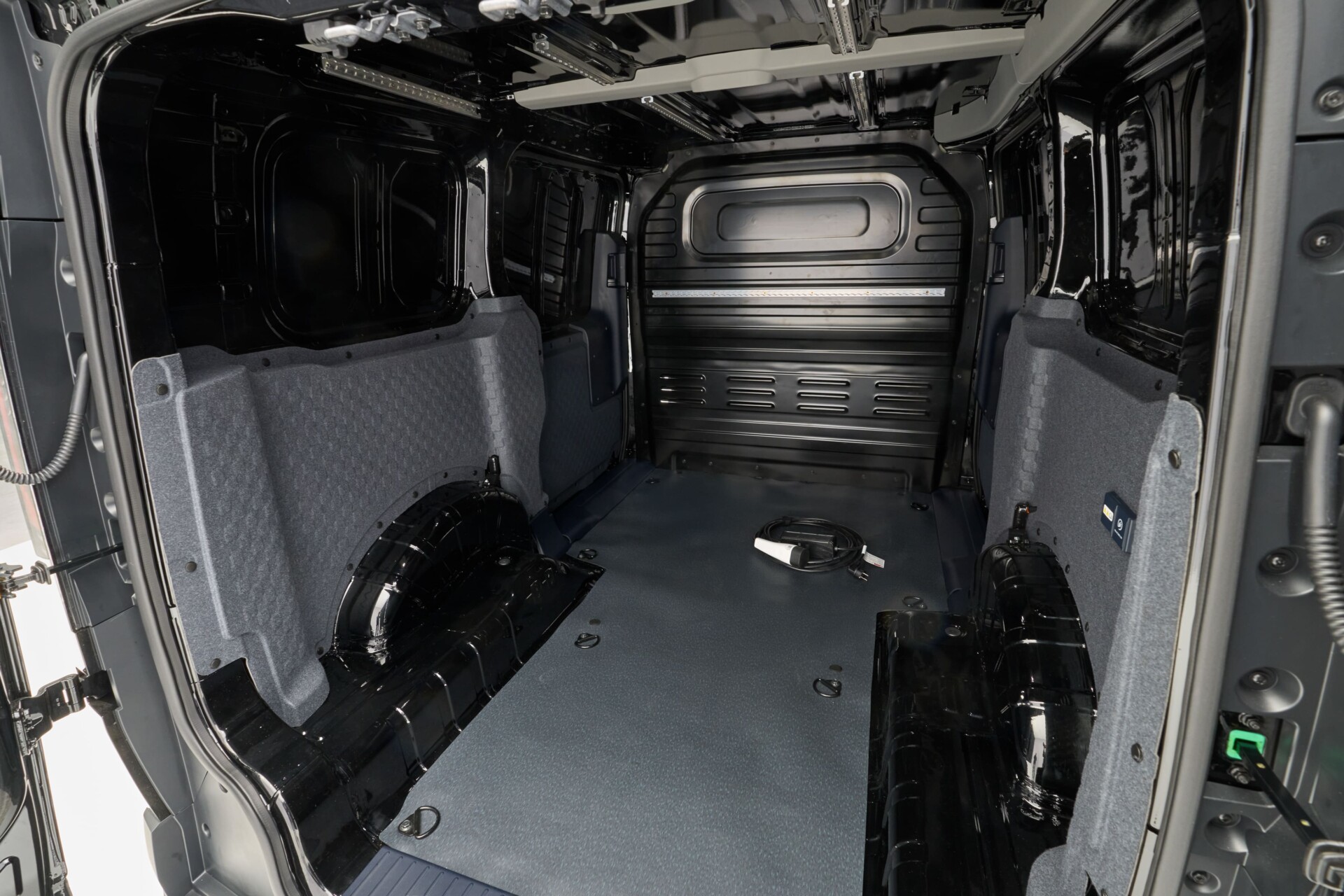 YDRAY-kia-pv5-cargo-aurora-black-pearl-int-studio-static-print-3600x2400-002