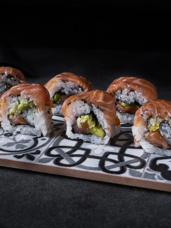 12- Rolls de aguacate y salmón