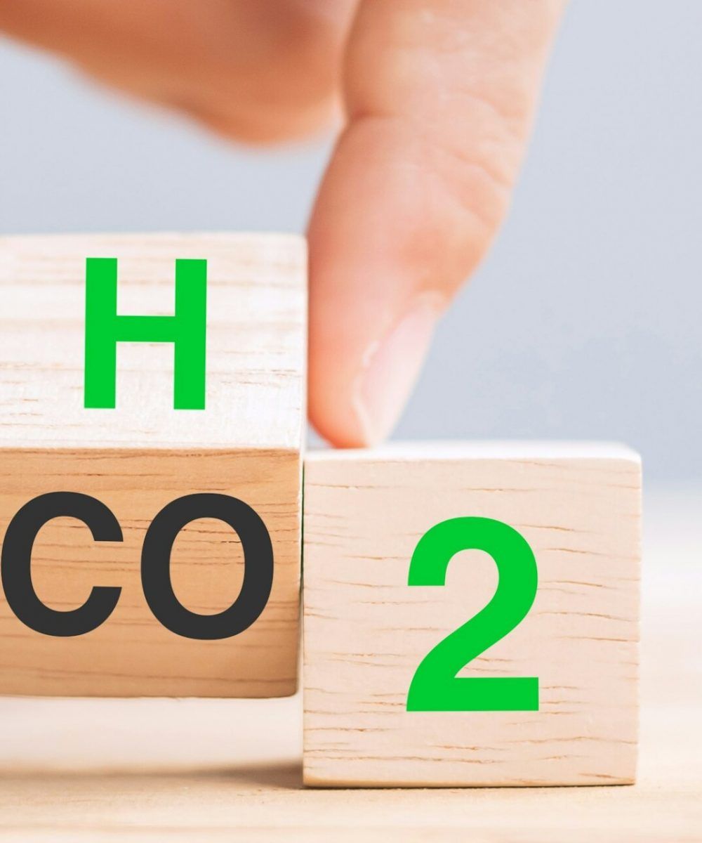hand flipping blocks with CO2 (Carbon dioxide), change to H2 (Hydrogen) text. Free Carbon concepts