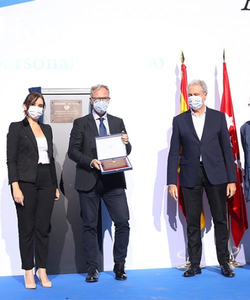 Jordi García, Dircom y RR II de Naturgy, entregó el premio a Juan Jorge González, presidente de SEMES