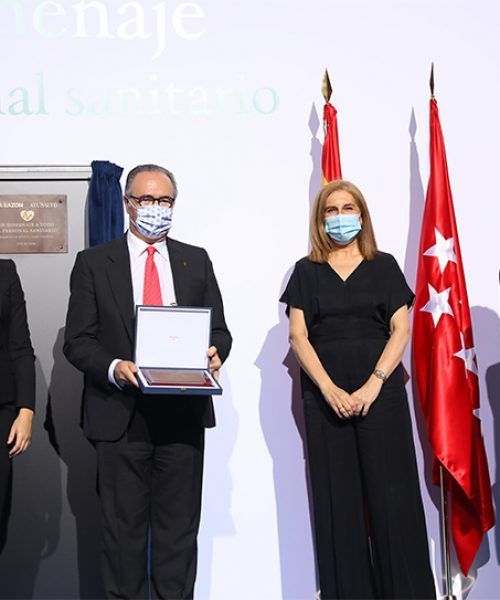 Teresa Campos, de Fundación Mutua Madrileña, le entregó el premio a Carlos A. Jiménez