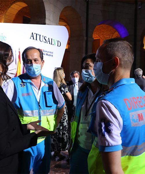 Isabel Díaz Ayuso, presidenta de la Comunidad de Madrid, junto a parte del equipo de SUMMA 112 que asistió al evento