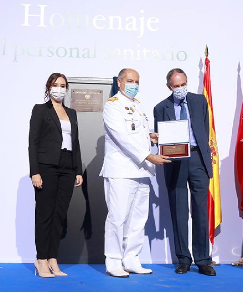 Antonio García Ferrer, de ACS, homenajea a Ángel García Benavente acompañado de Díaz Ayuso
