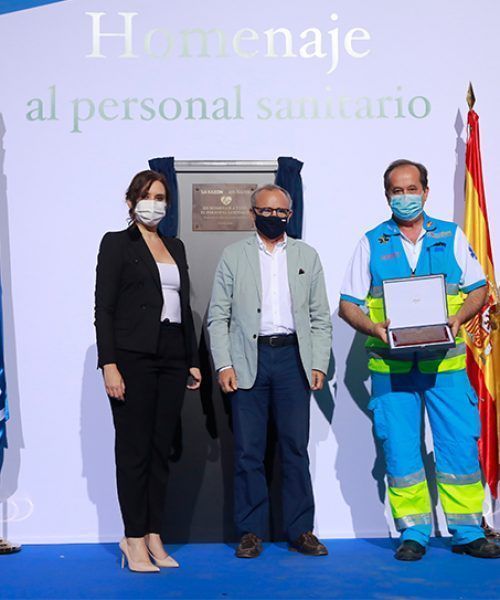 Juan Francisco Polo, Dircom y RSC de Ferrovial, da una placa a Pablo Busca, director del SUMMA 112